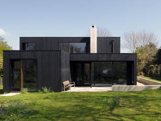 A Timber-Clad House Design on the Isle of Wight: The Sett, Dow Jones Architects Dow Jones Architects Minimalistyczne domy