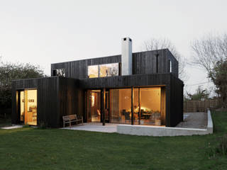 A Timber-Clad House Design on the Isle of Wight: The Sett, Dow Jones Architects Dow Jones Architects Minimalistyczne domy