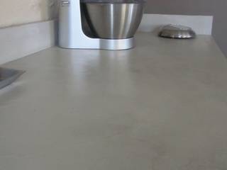 LE BETON CIRE DANS TOUTE LA MAISON, CATHERINE PENDANX CATHERINE PENDANX Kitchen