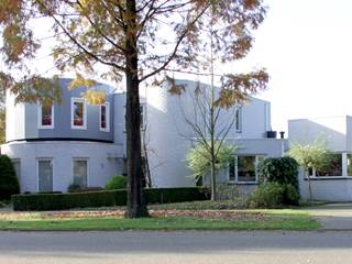 ronde woonkamer in modern comfortabel huis, mickers architectuur mickers architectuur モダンな 家