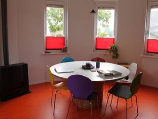 ronde woonkamer in modern comfortabel huis, mickers architectuur mickers architectuur モダンな 家