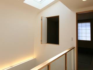 東金町の家【House Higashikanamachi】, Nieda Architects Nieda Architects モダンスタイルの 玄関&廊下&階段