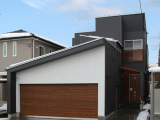 THE HOUSE WITH CAR-GARAGE IN ICHINOMIYA CITY JAPAN, 株式会社 アトリエ創一級建築士事務所 株式会社 アトリエ創一級建築士事務所 Rumah Modern