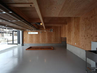 THE HOUSE WITH CAR-GARAGE IN ICHINOMIYA CITY JAPAN, 株式会社 アトリエ創一級建築士事務所 株式会社 アトリエ創一級建築士事務所 Garasi Modern