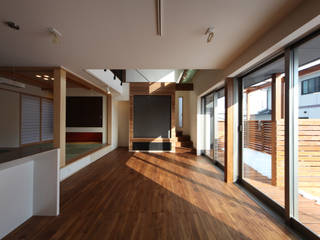 THE HOUSE WITH CAR-GARAGE IN ICHINOMIYA CITY JAPAN, 株式会社 アトリエ創一級建築士事務所 株式会社 アトリエ創一級建築士事務所 Modern Living Room