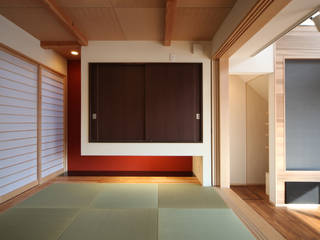 THE HOUSE WITH CAR-GARAGE IN ICHINOMIYA CITY JAPAN, 株式会社 アトリエ創一級建築士事務所 株式会社 アトリエ創一級建築士事務所 Modern media room