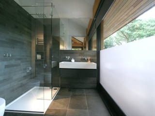 Cedarwood, Tye Architects Tye Architects Casas de banho modernas