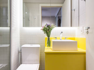 homify Modern bathroom