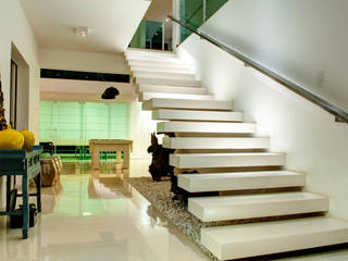 Casa F1, Renato Lincoln - Studio de Arquitetura Renato Lincoln - Studio de Arquitetura Modern Corridor, Hallway and Staircase