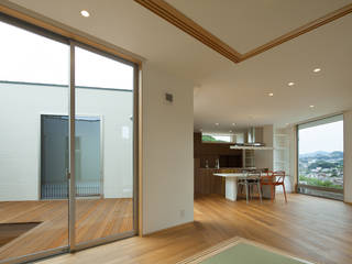 HOUSE IN SHIRATAKE, J.HOUSE ARCHITECT AND ASSOCIATES J.HOUSE ARCHITECT AND ASSOCIATES Modern living room