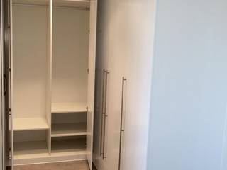 Vestidor laca con puertas abatibles, Arconada Armarios Arconada Armarios Minimalistyczna sypialnia