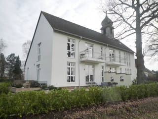 Kernsanierung einer ehemaligen Kirche zu einem Mehrfamilienhaus in Bielefeld, Gronemeyer architekten Gronemeyer architekten Casas ecléticas