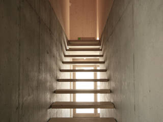 Holzkristall, Hurst Song Architekten Hurst Song Architekten Modern Corridor, Hallway and Staircase