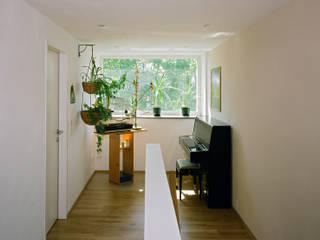 Passivhaus mit Sonnendeck in Gerasdorf, Abendroth Architekten Abendroth Architekten Modern Corridor, Hallway and Staircase