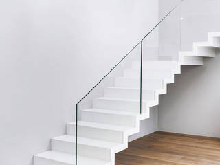 ST885 Białe schody dywanowe / ST885 White Zigzag Stairs, Trąbczyński Trąbczyński Pasillos, vestíbulos y escaleras minimalistas