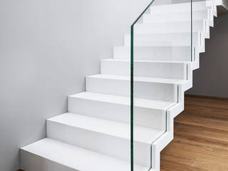 ST885 Białe schody dywanowe / ST885 White Zigzag Stairs, Trąbczyński Trąbczyński Corredores, halls e escadas minimalistas