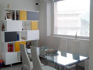 Home Shopper: appartamento di fascia medio-alto nei colori titanio e bianco, con un tocco di senape, Indefinito Indefinito Salle à manger moderne