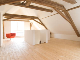 Wohnhaus mit Büro I Studio FFM-ARCHITEKTEN. Tovar + Tovar PartGmbB Other spaces Eigentum,Möbel,Holz,Schatten,Innenarchitektur,Rechteck,Bodenbelag,Boden,Holzbeize,Mauer