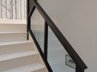 Renowacja klatki schodowej, Izabela Widomska Interiors Izabela Widomska Interiors Eclectic style corridor, hallway & stairs
