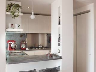 Casa Dp 2: La richiesta della committenza è quella di trasformare un appartamento bilocale di 62 mq , gk architetti (Carlo Andrea Gorelli+Keiko Kondo) gk architetti (Carlo Andrea Gorelli+Keiko Kondo) Modern Kitchen