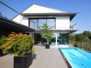 Haus mit Pool am Dach in Wildon, KARL+ZILLER Architektur KARL+ZILLER Architektur 現代房屋設計點子、靈感 & 圖片