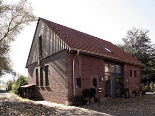 Umbau: Alte Scheune wird zu gemütlichem Wohnhaus, Lecke Architekten Lecke Architekten Country style houses