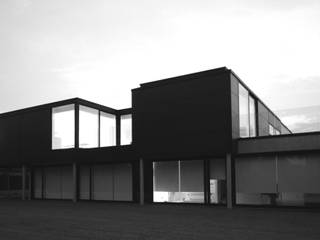 Moderne industriële loft-woning in Vlaanderen, België., aHa-architecten gcv aHa-architecten gcv Minimalistyczny balkon, taras i weranda
