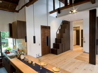 ビフォーアフターで放送された和モダンリノベーション/重くて遠い家, 森村厚建築設計事務所 森村厚建築設計事務所 Asian style living room Solid Wood Multicolored