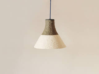 The series of paper pulp pendant lamps “Rumcajs”, Crea-re Studio Crea-re Studio Salas de estar industriais