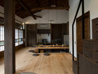 ビフォーアフターで放送された和モダンリノベーション/重くて遠い家, 森村厚建築設計事務所 森村厚建築設計事務所 Asian style living room Wood Wood effect