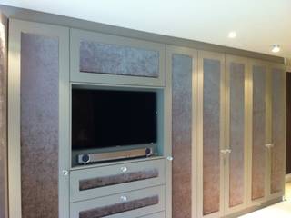 Stylish bespoke wardrobes finished with hand sprayed doors with suede inlayed panels., Designer Vision and Sound: Bespoke Cabinet Making Designer Vision and Sound: Bespoke Cabinet Making Modern Yatak Odası