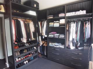 walk in his and her's wardrobes. before and after photos., Designer Vision and Sound: Bespoke Cabinet Making Designer Vision and Sound: Bespoke Cabinet Making Vestidores modernos