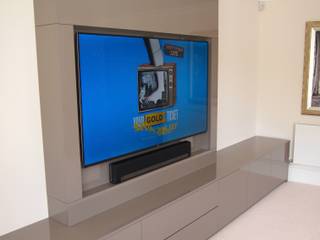 Modern stylish Media and storage unit, finished in high gloss pearl grey., Designer Vision and Sound: Bespoke Cabinet Making Designer Vision and Sound: Bespoke Cabinet Making Salones modernos