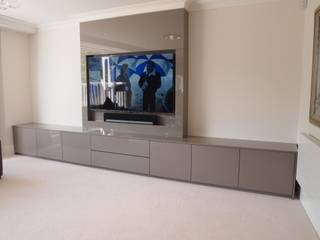 Modern stylish Media and storage unit, finished in high gloss pearl grey., Designer Vision and Sound: Bespoke Cabinet Making Designer Vision and Sound: Bespoke Cabinet Making Modern living room