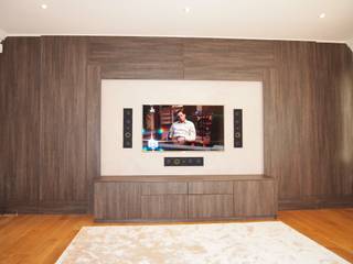 Dual purpose audio visual media unit with concealed 9 feet cinema screen and wood panelled walls., Designer Vision and Sound: Bespoke Cabinet Making Designer Vision and Sound: Bespoke Cabinet Making Modern living room