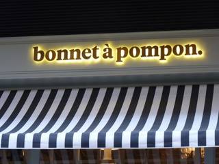 Bonnet à pompon, SUTEGA, S.L SUTEGA, S.L Commercial spaces