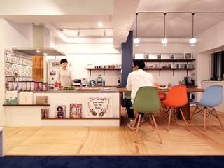 空間の凹凸を活かしたカラフルな家, nuリノベーション nuリノベーション Eclectic style kitchen