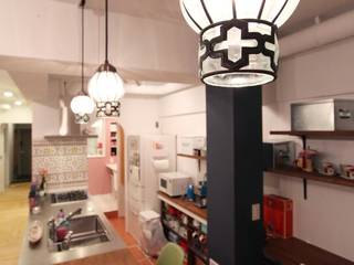 空間の凹凸を活かしたカラフルな家, nuリノベーション nuリノベーション Mediterranean style kitchen
