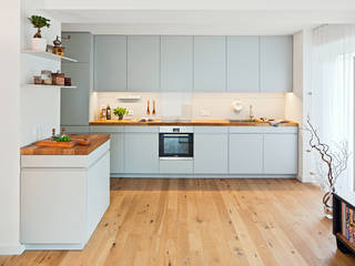 Offene Küche mit Holzarbeitsplatte, Lukas Palik Fotografie Lukas Palik Fotografie Modern style kitchen