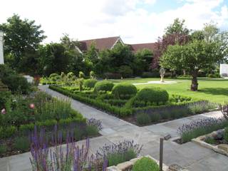 Traditional and Contemporary Mix, Cherry Mills Garden Design Cherry Mills Garden Design Klasyczny ogród