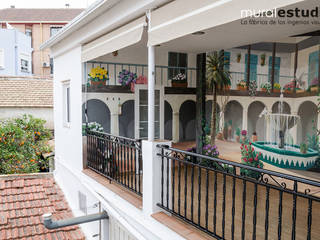 Trampantojo Patio Andaluz, muralestudio muralestudio Balkon, Veranda & Terrasse im Landhausstil