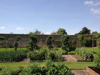 Vegetable garden witihn a country estate Roeder Landscape Design Ltd Jardines de estilo rural