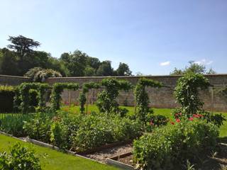 Vegetable garden witihn a country estate Roeder Landscape Design Ltd Country style garden