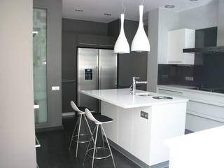 Amplia cocina en blanco y gris, Aram interiors Aram interiors Dapur Modern