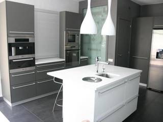 Amplia cocina en blanco y gris, Aram interiors Aram interiors Dapur Modern