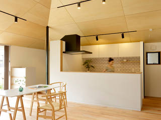大きな屋根のいえ, 株式会社ミユキデザイン（miyukidesign.inc） 株式会社ミユキデザイン（miyukidesign.inc） Scandinavian style living room