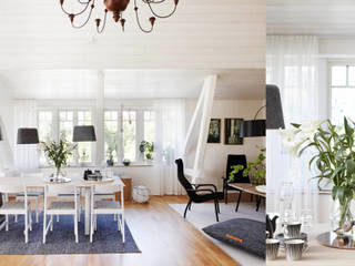 Von der Scheune zum modernen Loft - Aussen Bullerbü Romantik, Innen klare Moderne , hEMMA Interior hEMMA Interior Scandinavische woonkamers