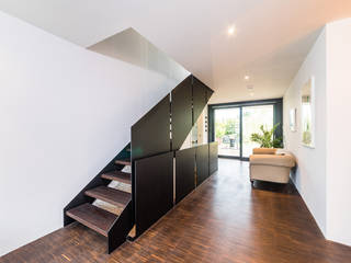 opEnd house - Single Family House in Lorsch, Germany, Helwig Haus und Raum Planungs GmbH Helwig Haus und Raum Planungs GmbH Modern corridor, hallway & stairs