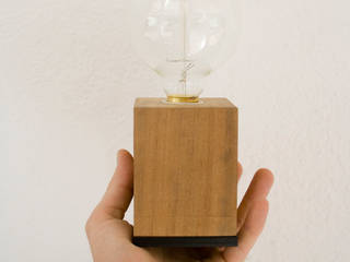 Lámpara de mesa Twistcube Iroko, Iron and wood Iron and wood Casas de estilo minimalista