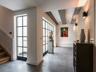 ​Modern en monumentaal wonen aan de gracht, Sigrid van Kleef & René van der Leest - Studio Ruim Sigrid van Kleef & René van der Leest - Studio Ruim Pasillos, vestíbulos y escaleras modernos